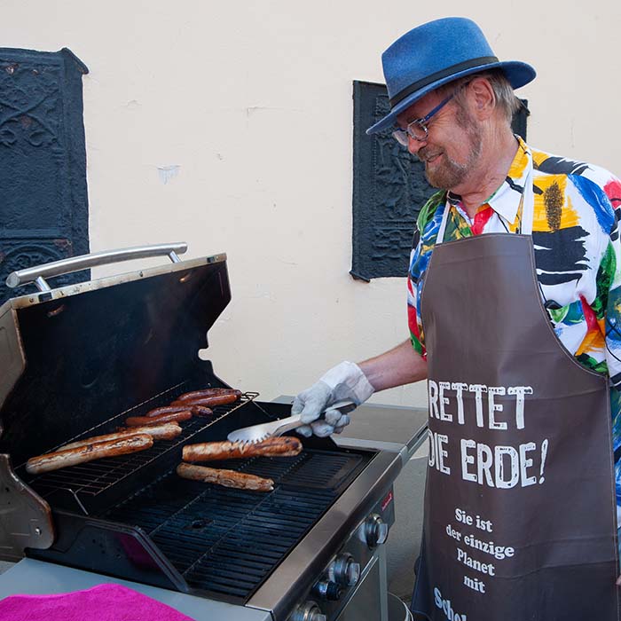 Grillen im Hof vom Gemeindehaus